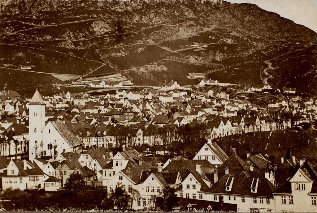 Utsikt fra Rosenkrantztårnet mot Dreggen og Mariakirken, før 1870. Fotograf: Marcus Selmer, Tatt i perioden 1860-1869. Eier: Billedsamlingen Marcus ved UBB.